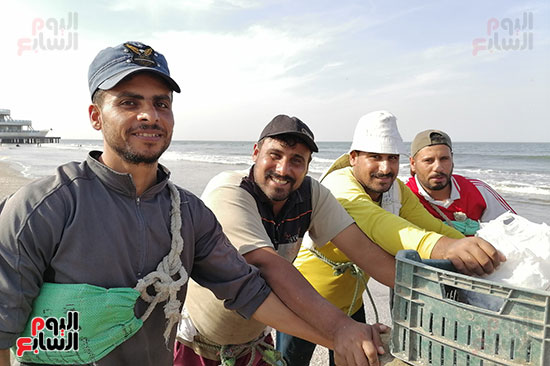 ضحكة-الرضى-للصيادين-ببورسعيد