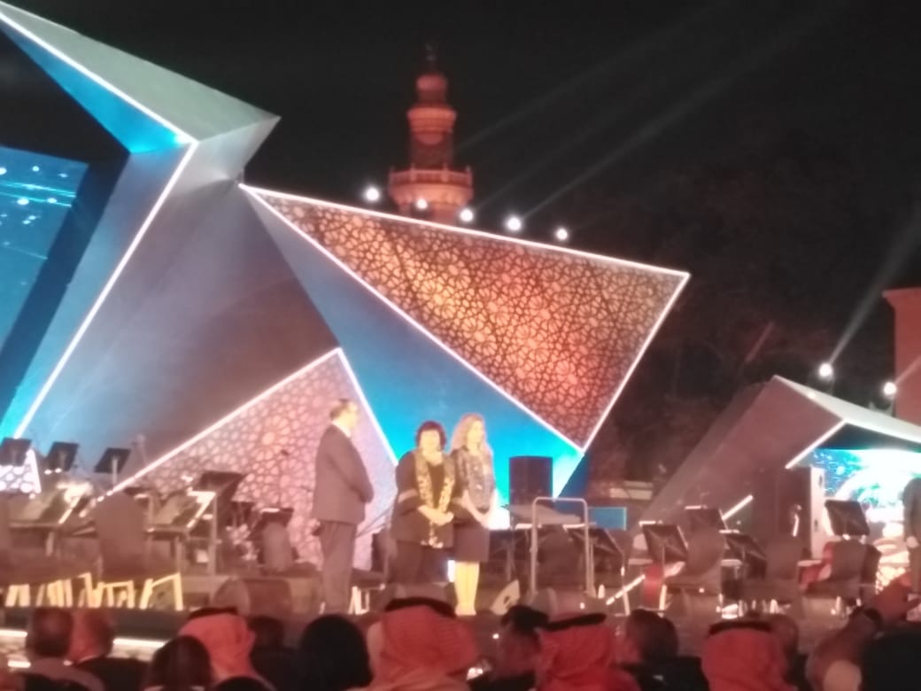 نجلة الموسيقار جمال سلامة تتسلم درع تكريمه من مهرجان الموسيقى العربية (5)