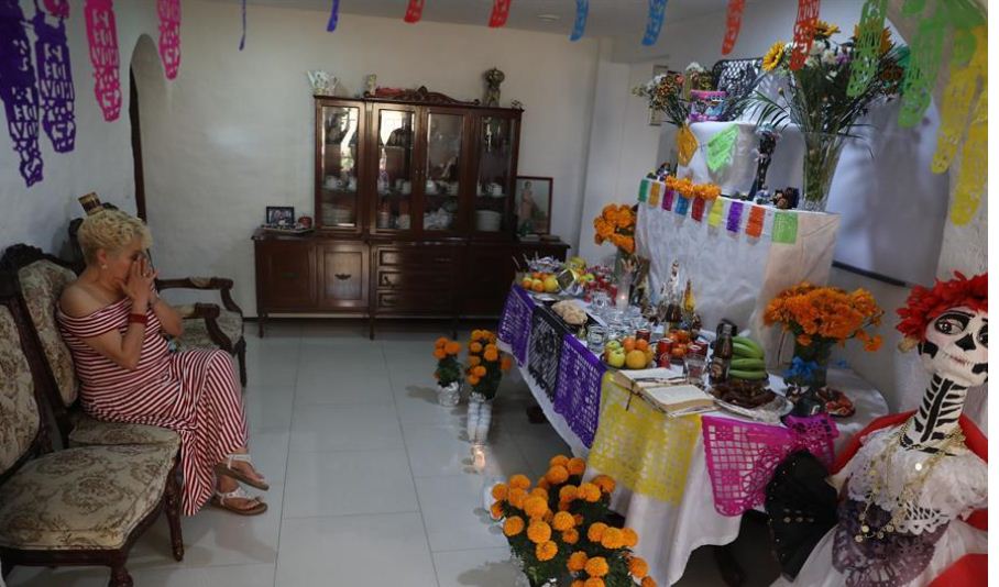 امرأة مكسيكية تتذكر زوجها المتوفى بكورونا فى عيدالموتى