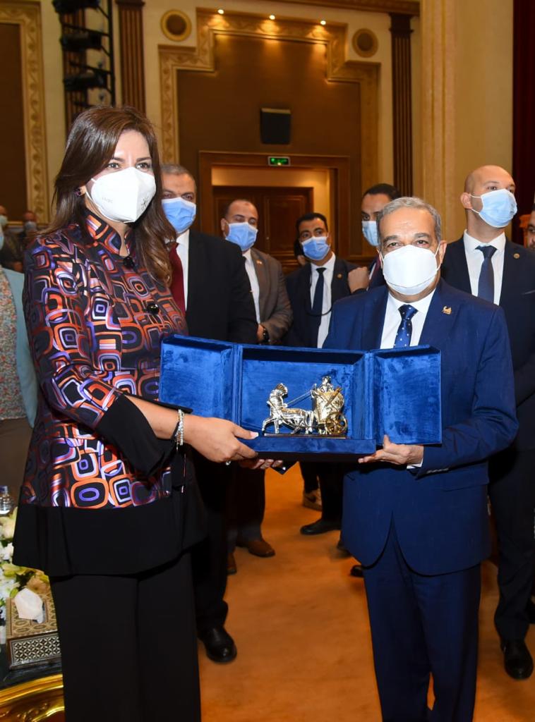 تكريم وزارة الانتاج الحربي للسفيرة نبيلة مكرم وزيرة الهجرة
