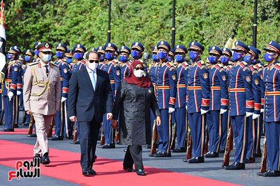 الرئيس السيسى ونظيرته التنزانية  سامية حسن يستعرضان حرس الشرف