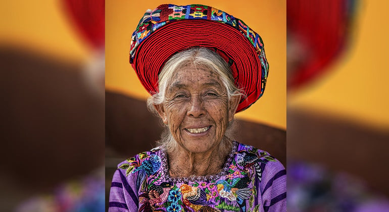 السكان-الأصليين-امرأة-تزوتوجيل (1)