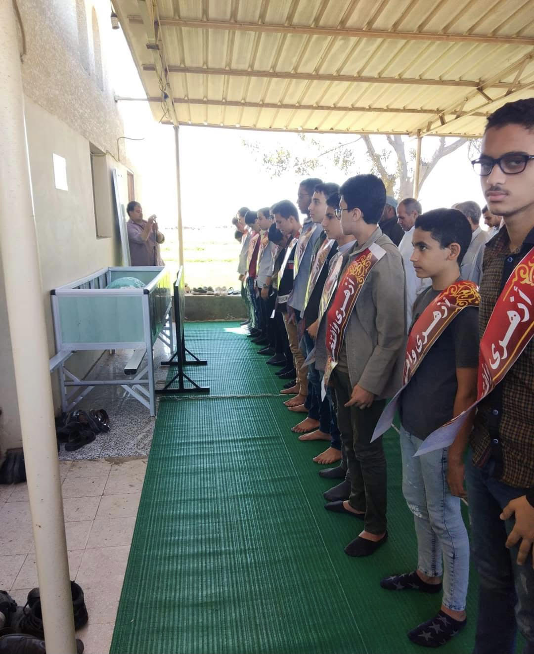 تلاميذ معهد بني عبيد الإعدادي الثانوي الأزهري يشيعون جنازة معلمهم بممر شرفي