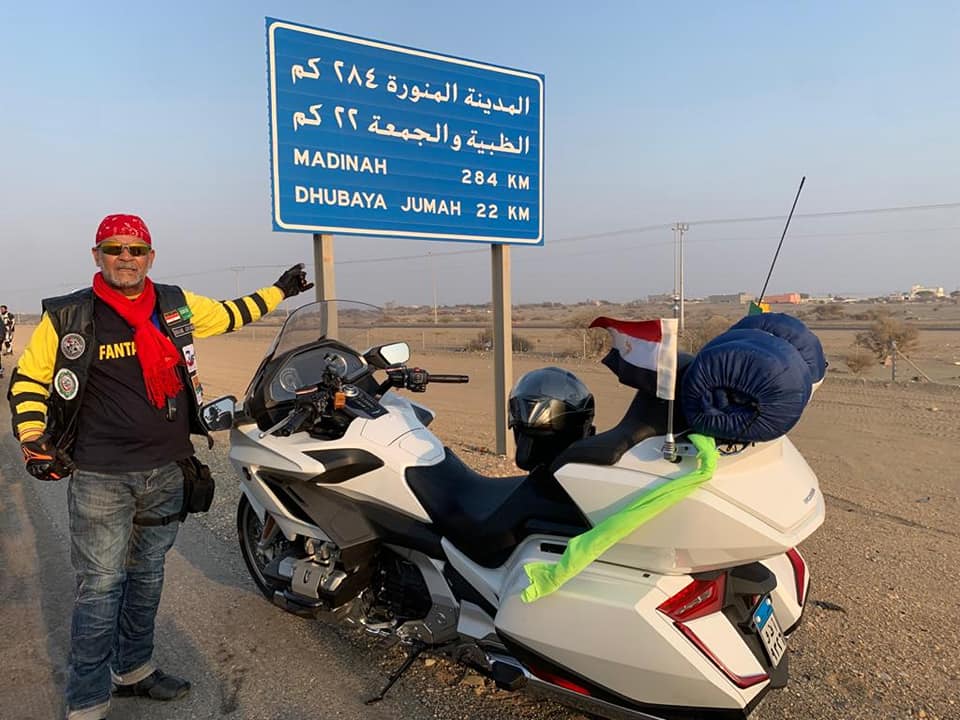 الرحالة خلال رحلته بالسعودية