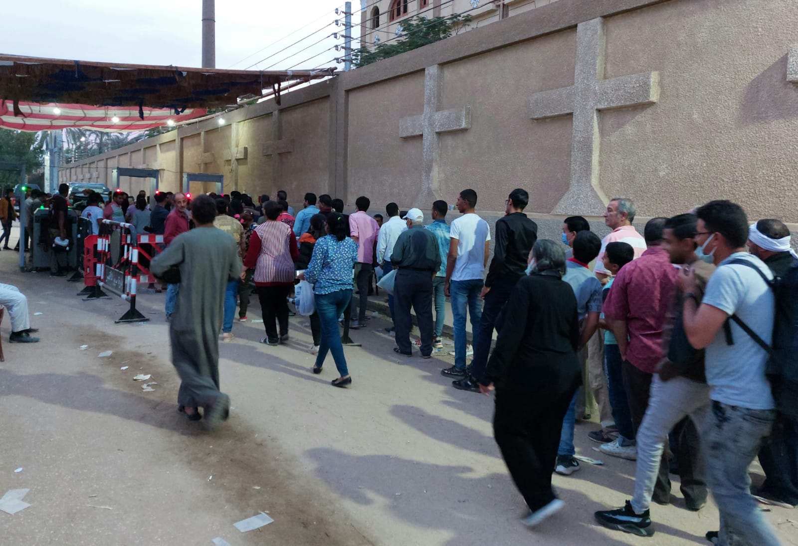وسط إجراءات أمنية مشددة الأقباط يتوافدون علي دير مارجرجس وسط إجراءات أمنية مشددة الأقباط يتوافدون علي دير مارجرجس