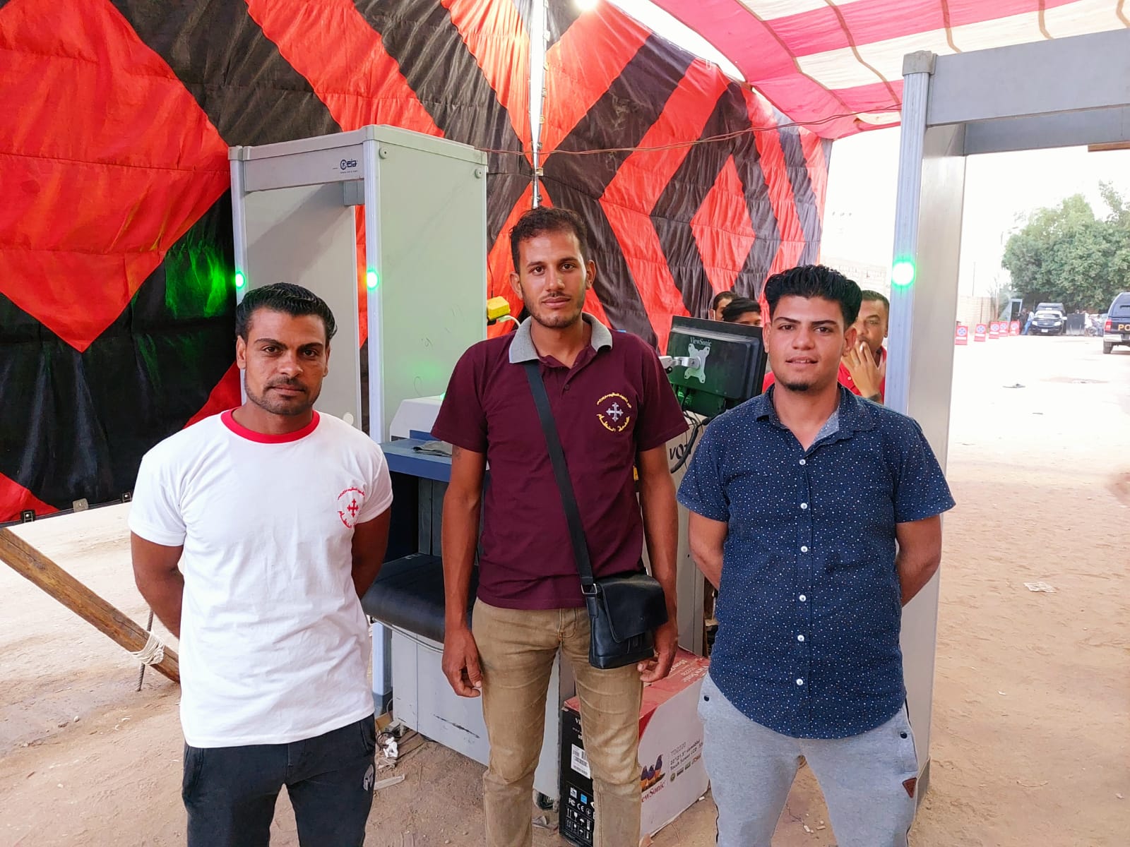 فرق خدمة الأقباط خلال التوافد على دير مارجرجس فرق خدمة الأقباط خلال التوافد على دير مارجرجس