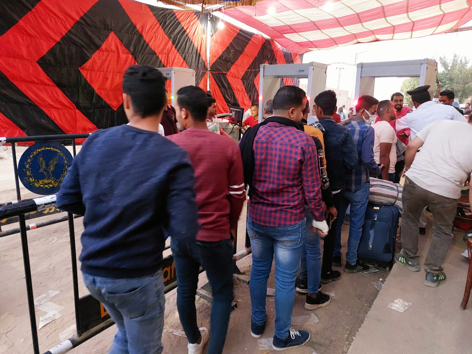 تشديدات أمنية خلال التوافد على دير مارجرجس تشديدات أمنية خلال التوافد على دير مارجرجس
