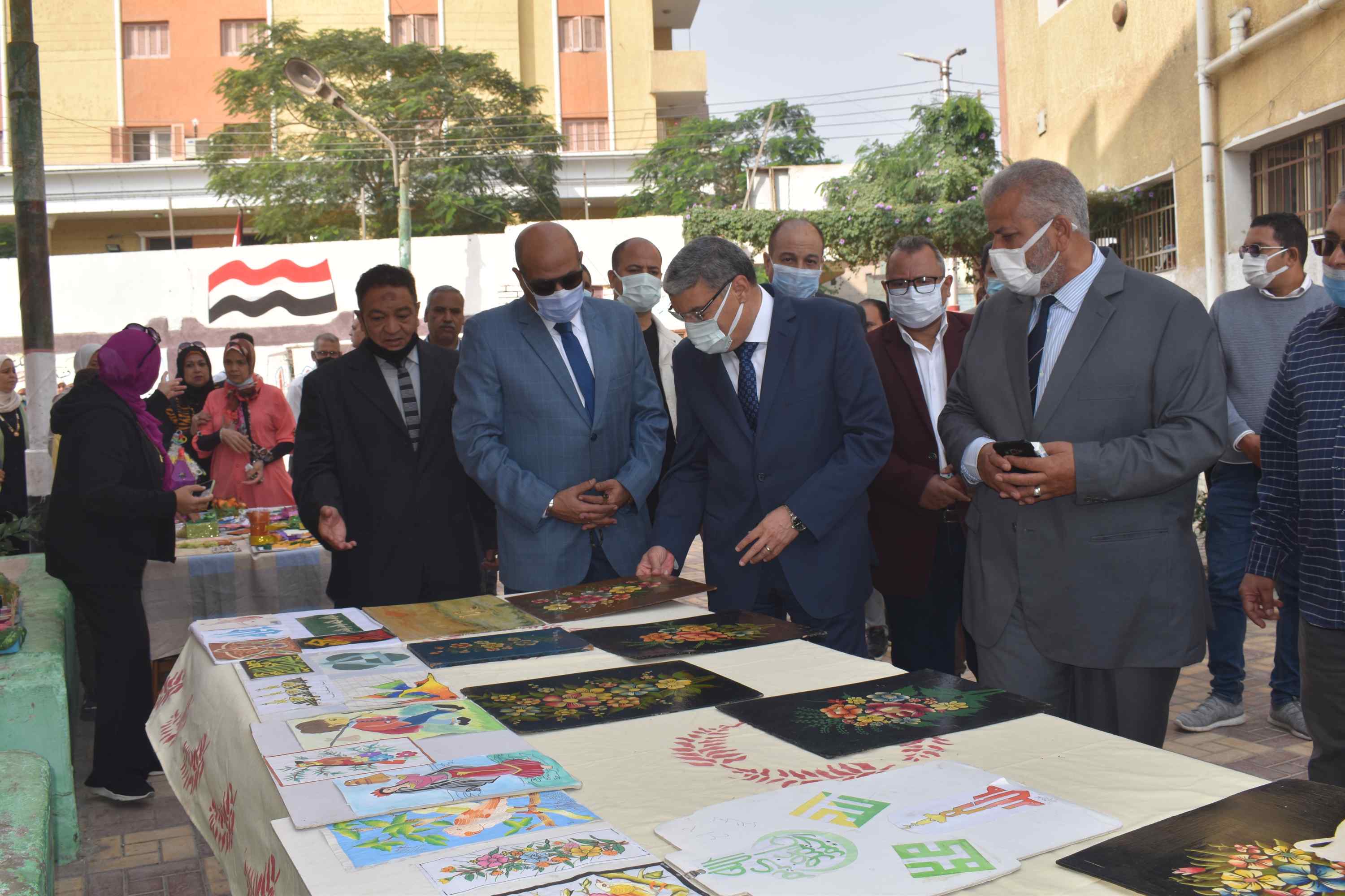 محافظ المنيا يسلم عددا من الحقائب المدرسية المتكاملة محافظ المنيا يسلم عددا من الحقائب المدرسية المتكاملة