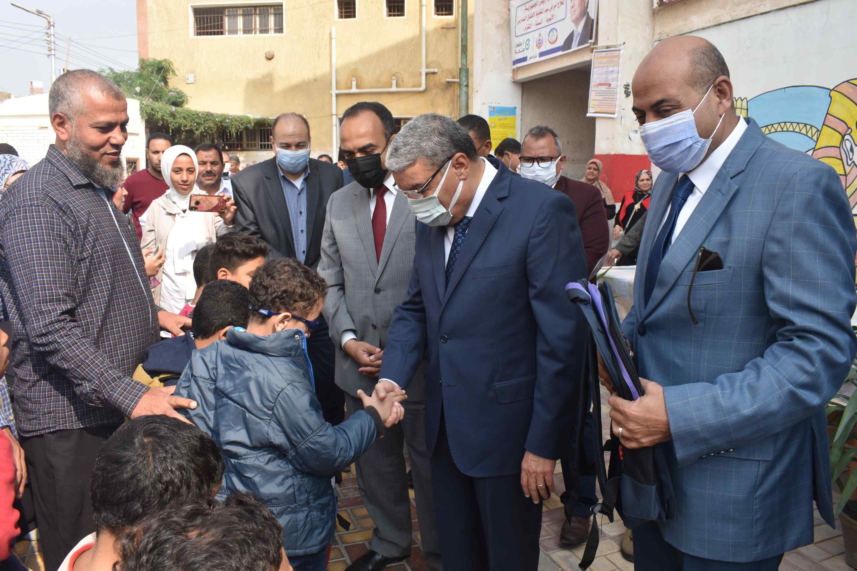 تسليم عددا من الحقائب المدرسية المتكاملة للطلاب تسليم عددا من الحقائب المدرسية المتكاملة للطلاب