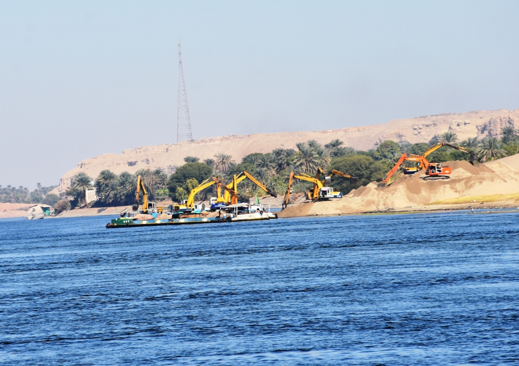 استكمال البرنامج السياحي للسائحين بعد تعرض مركبهم للشحوط وسط النيل بأسوان