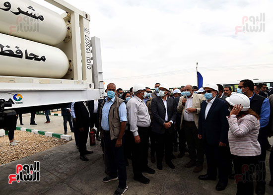 رئيس الوزراء يشهد تشغيل المرحلة الأولى من مشروع توصيل الغاز للمنازل بمد (18)