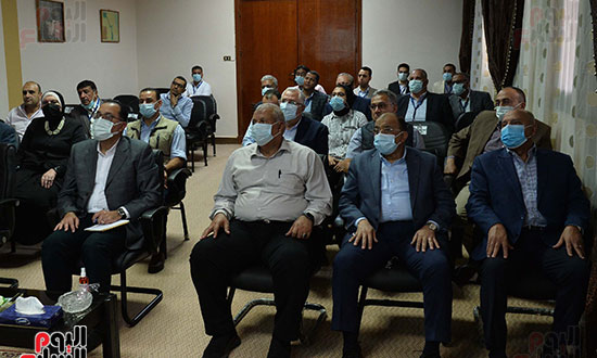رئيس الوزراء يتفقد مشروع فوسفات مصر بـأبو طرطور (4)