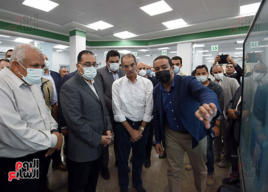 رئيس الوزراء يتفقد مكتب بريد الخارجة بالوادى الجديد (7)