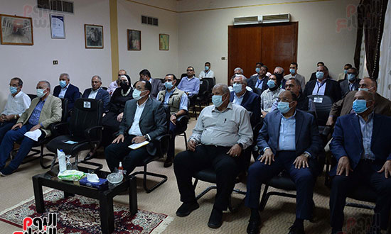 رئيس الوزراء يتفقد مشروع فوسفات مصر بـأبو طرطور (3)