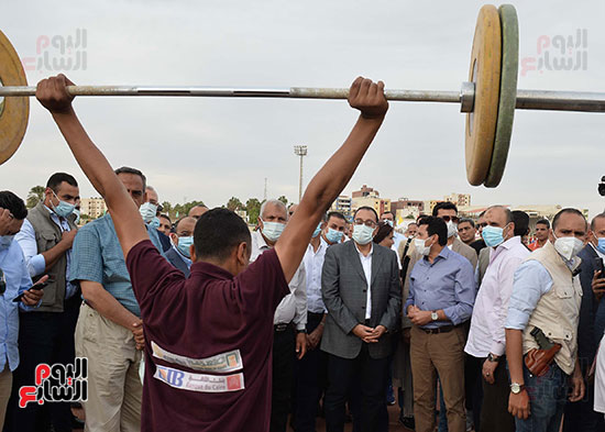 رئيس الوزراء يشهد مراسم إطلاق شعلة الأولمبياد الرياضي للمحافظات الحدودية من الوادي الجدي (6)