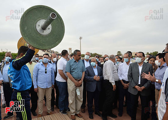 رئيس الوزراء يشهد مراسم إطلاق شعلة الأولمبياد الرياضي للمحافظات الحدودية من الوادي الجدي (5)