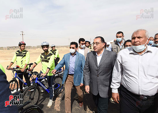 رئيس الوزراء يشهد إطلاق مضمار الدراجات بمدينة الخارجة (9)