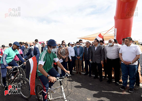 رئيس الوزراء يشهد إطلاق مضمار الدراجات بمدينة الخارجة (14)