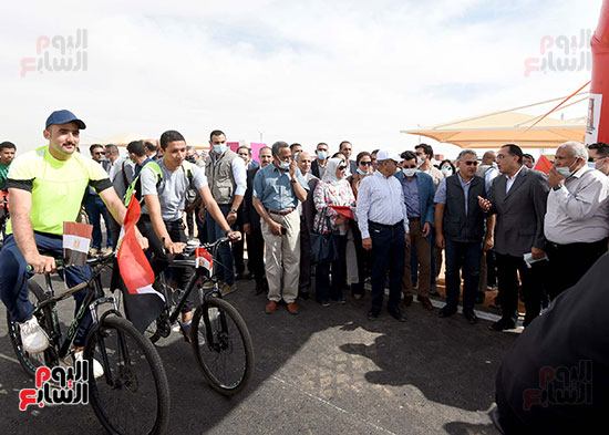 رئيس الوزراء يشهد إطلاق مضمار الدراجات بمدينة الخارجة (12)