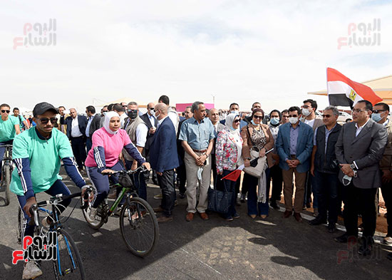 رئيس الوزراء يشهد إطلاق مضمار الدراجات بمدينة الخارجة (16)