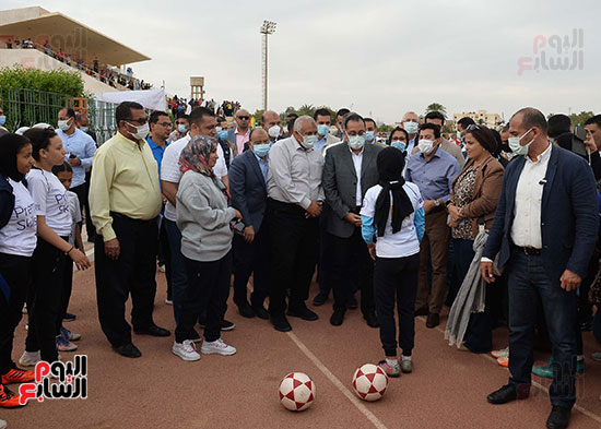 رئيس الوزراء يشهد مراسم إطلاق شعلة الأولمبياد الرياضي للمحافظات الحدودية من الوادي الجدي (3)