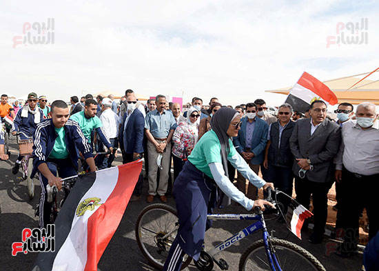 رئيس الوزراء يشهد إطلاق مضمار الدراجات بمدينة الخارجة (15)