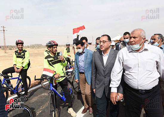 رئيس الوزراء يشهد إطلاق مضمار الدراجات بمدينة الخارجة (8)