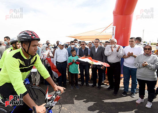 رئيس الوزراء يشهد إطلاق مضمار الدراجات بمدينة الخارجة (11)