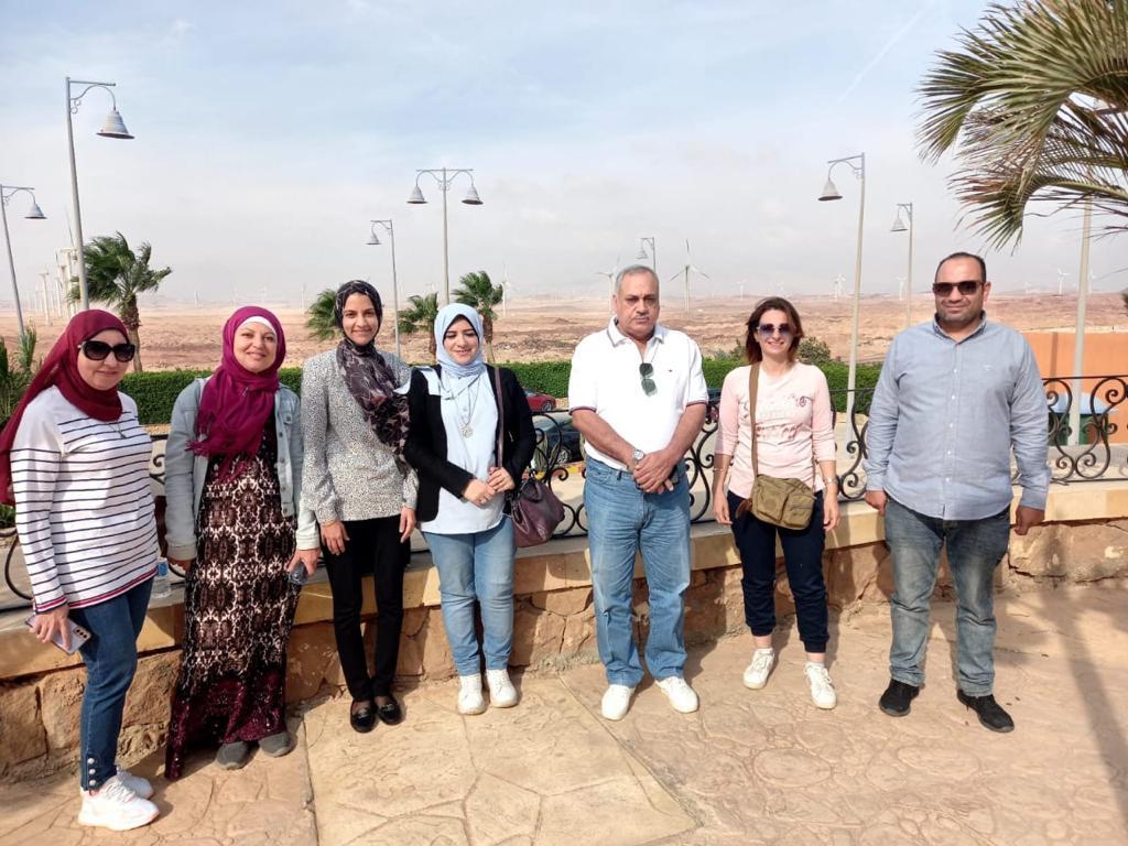 وفد وزارة التخطيط خلال الزيارة الميدانية لمحطات توليد كهرباء من الرياح وفد وزارة التخطيط خلال الزيارة الميدانية لمحطات توليد كهرباء من الرياح