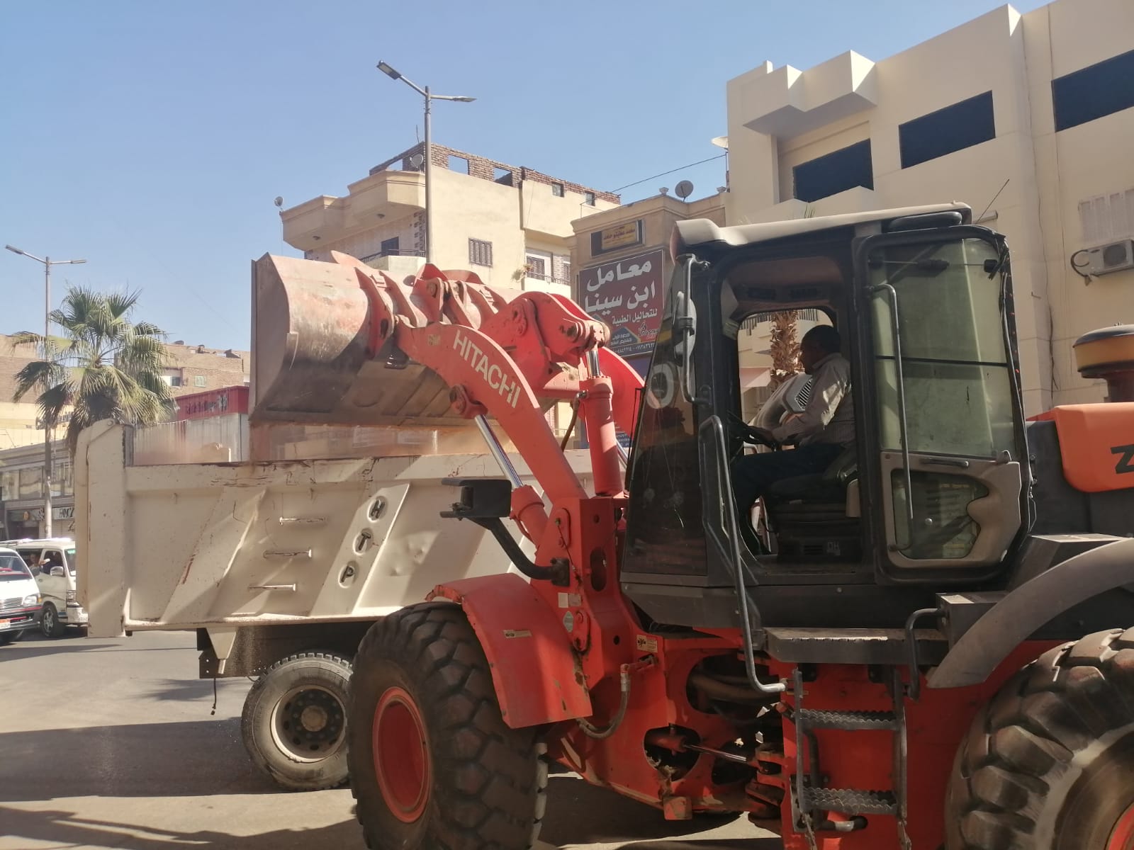 مصادرة مواد بناء مخالف في حي جنوب مدينة الأقصر