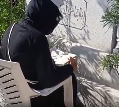 بوسي شلبي امام مقابر الراحل محمود عبد العزيز