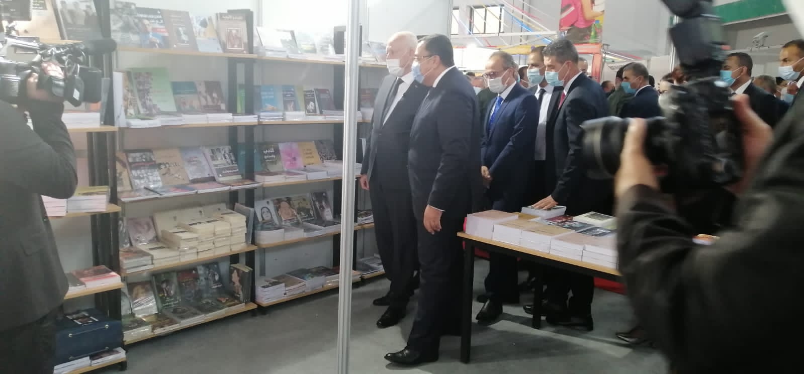 رئيس تونس يزور جناح هيئة الكتاب بمعرض تونس (1)