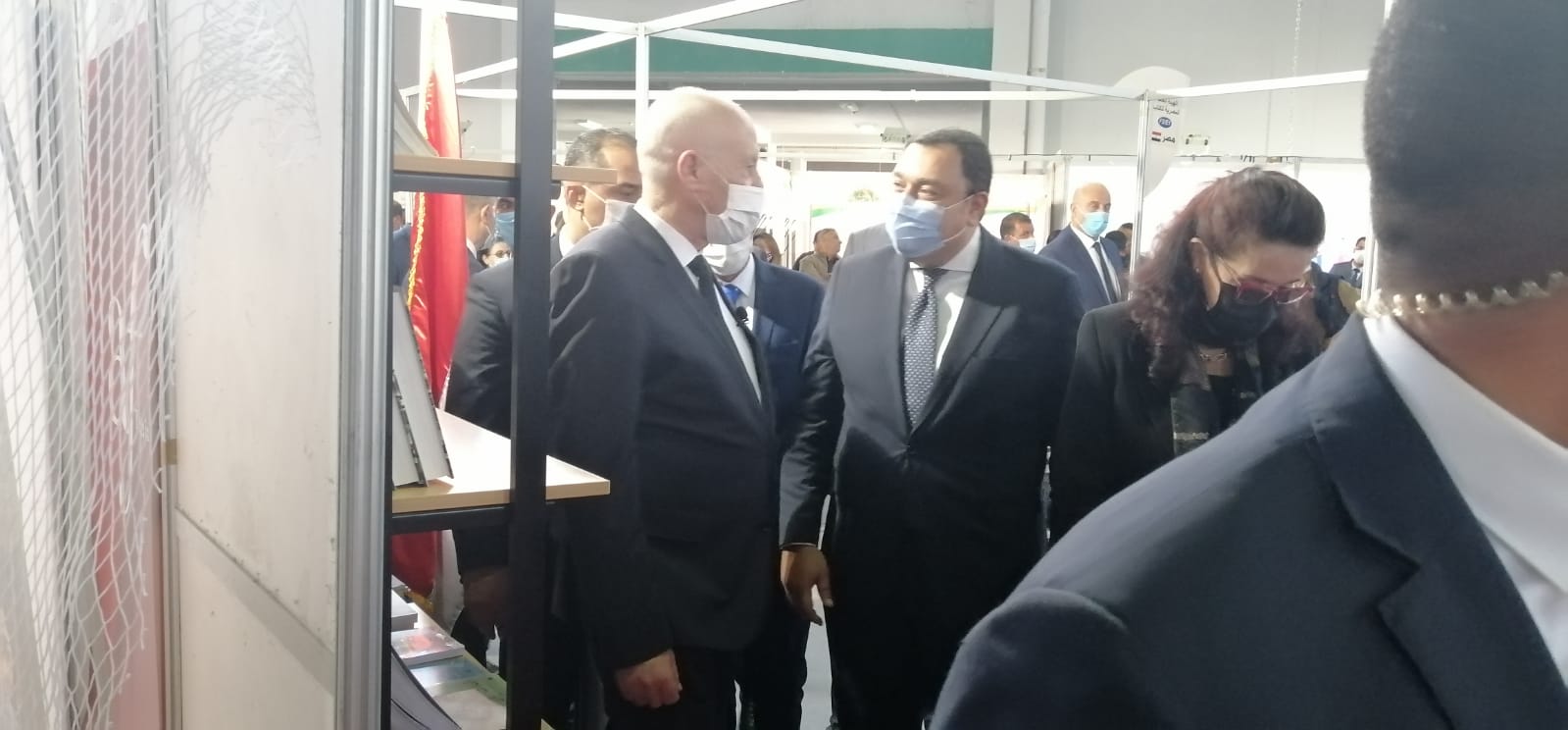 رئيس تونس يزور جناح هيئة الكتاب بمعرض تونس (2)