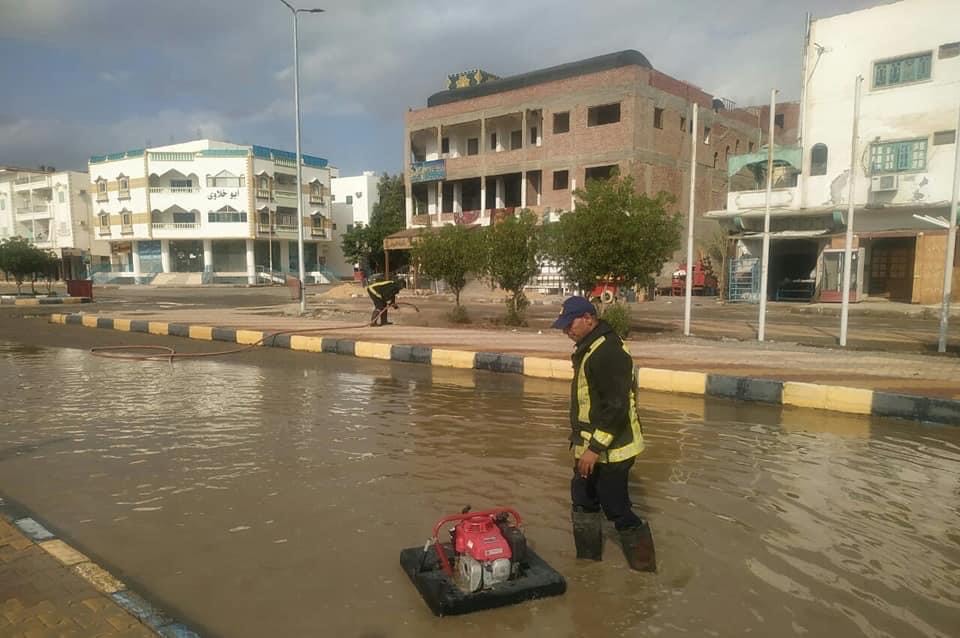 مجلس المدينة يشفط مياه الامطار