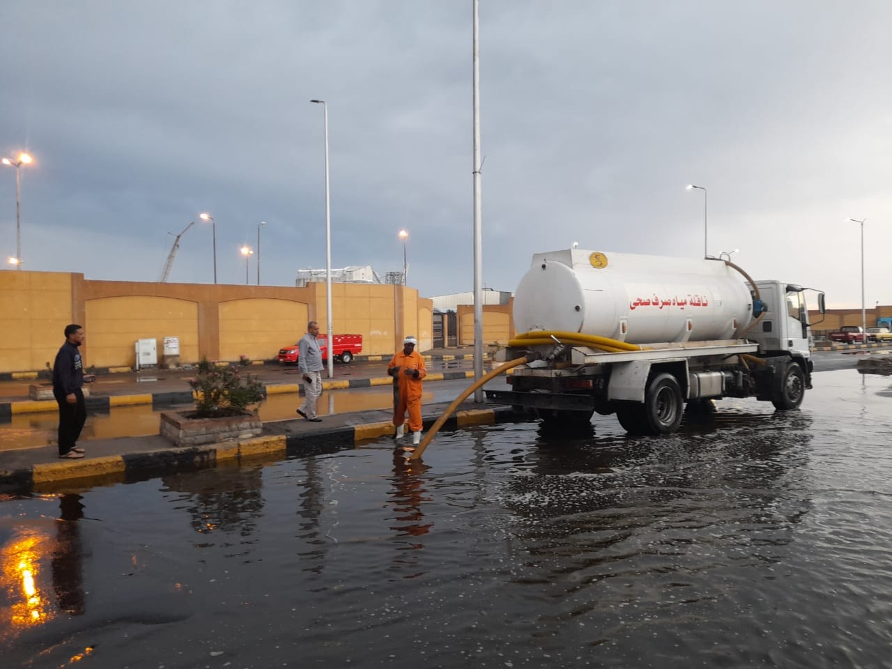 اثار الامطار علي الطرق الخارجية بسفاجا