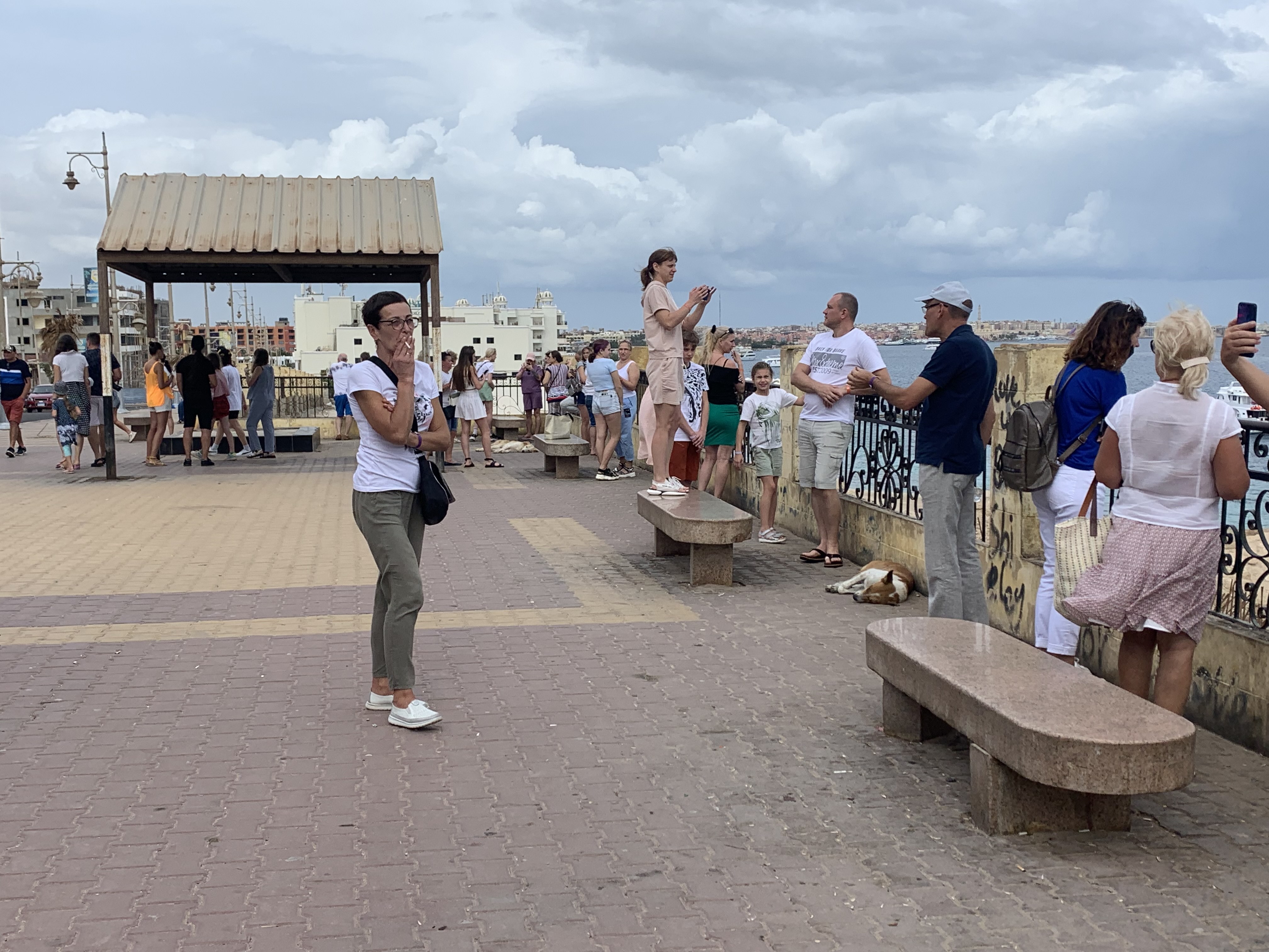 السياح يلتقطون صور علي البحر والغيوم