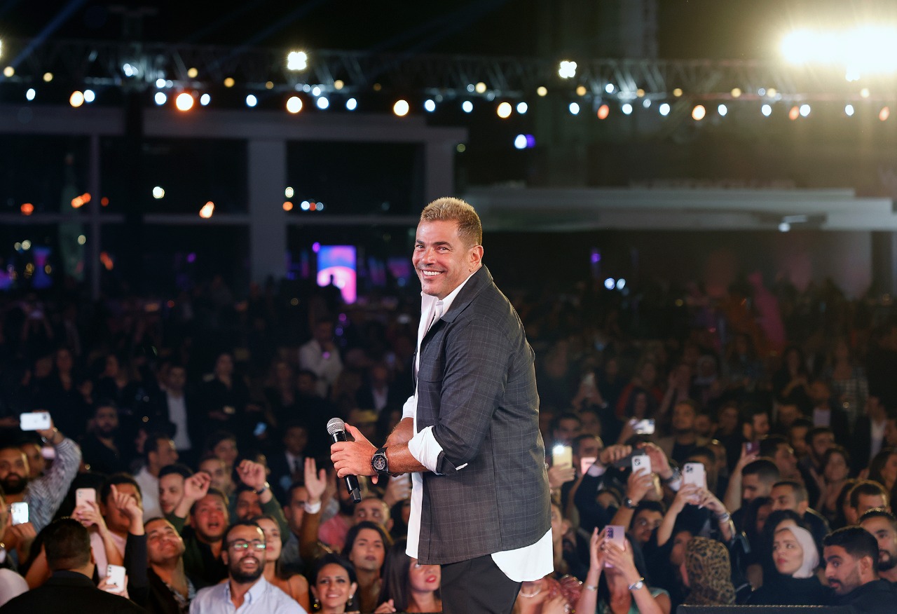 عمرو دياب فى حفله بالتجمع