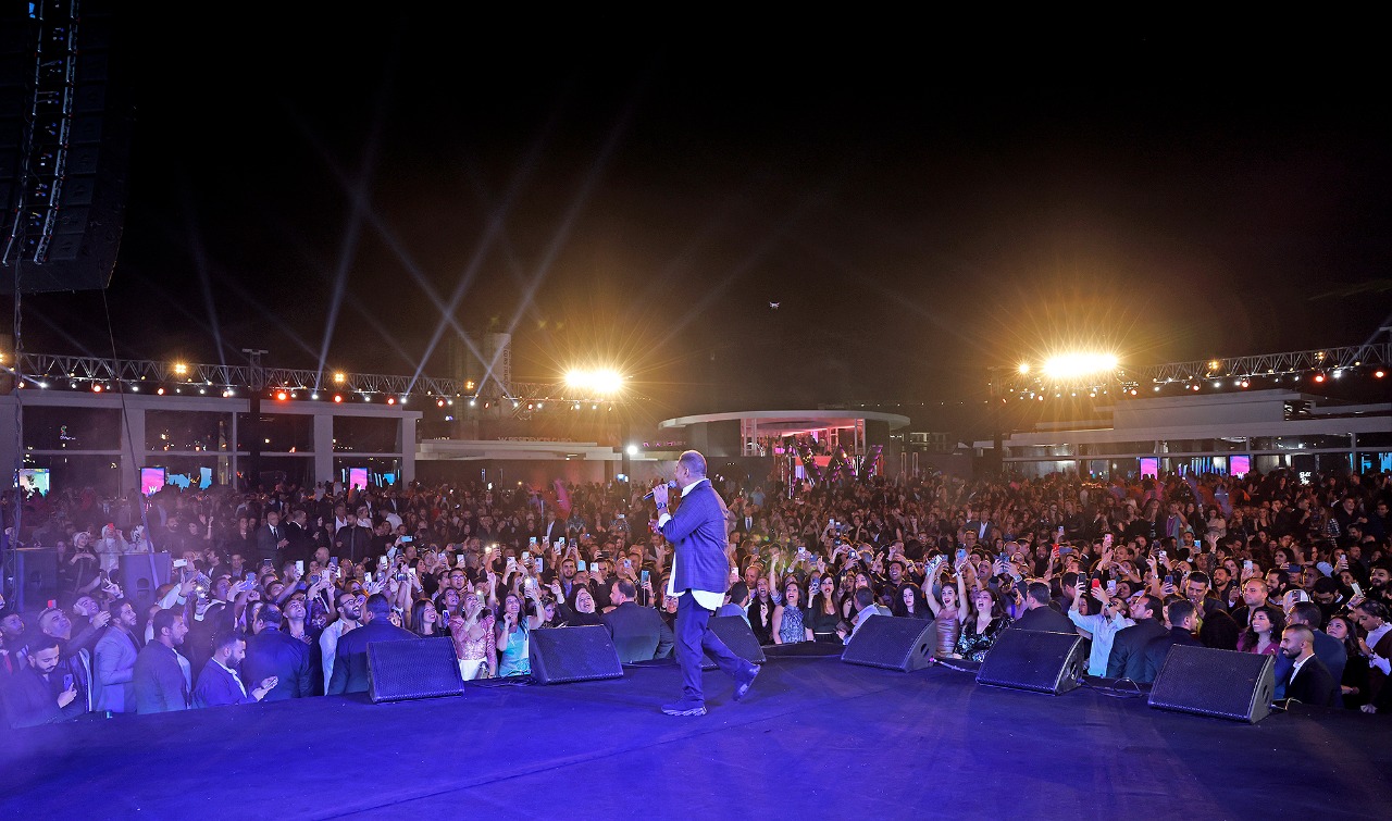 عمرو دياب يغني وجمهوره يتفاعل