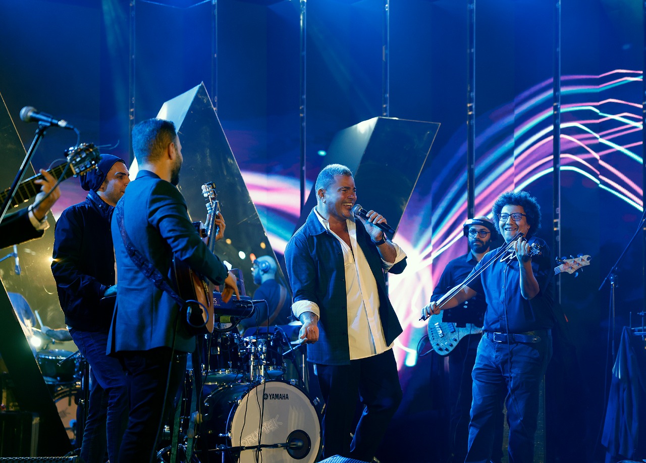 عمرو دياب وسط فرقته