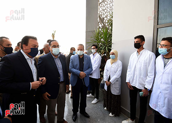 مصطفى مدبولى رئيس الوزراء يتفقد المجمع الطبى بالسويس (2)