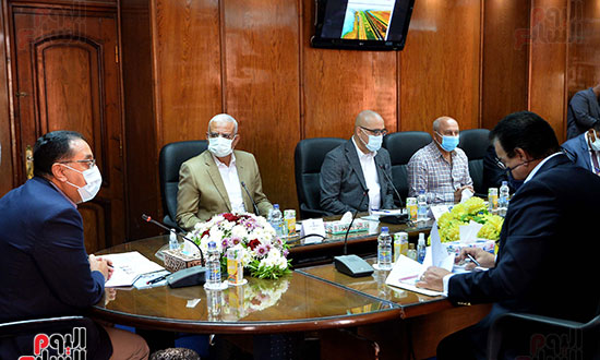 رئيس الوزراء يستهل زيارته لمحافظة السويس بلقاء أعضاء البرلمان (2)