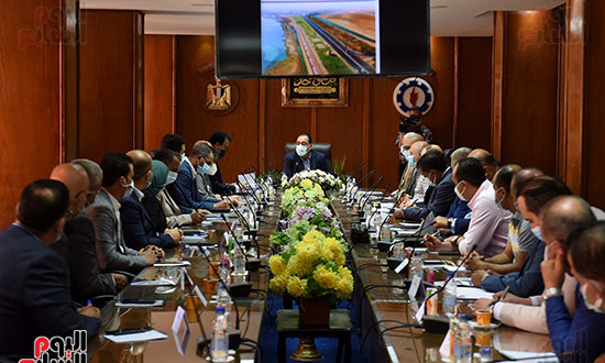 رئيس الوزراء يستهل زيارته لمحافظة السويس بلقاء أعضاء البرلمان (4)