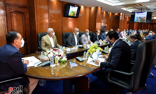 رئيس الوزراء يستهل زيارته لمحافظة السويس بلقاء أعضاء البرلمان (3)