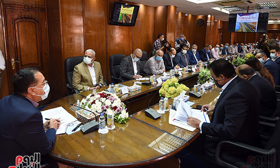 رئيس الوزراء يستهل زيارته لمحافظة السويس بلقاء أعضاء البرلمان (6)