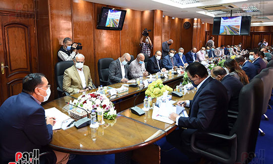 رئيس الوزراء يستهل زيارته لمحافظة السويس بلقاء أعضاء البرلمان (5)