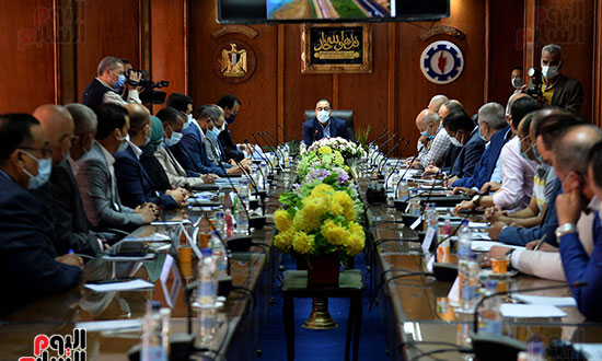 رئيس الوزراء يستهل زيارته لمحافظة السويس بلقاء أعضاء البرلمان (1)