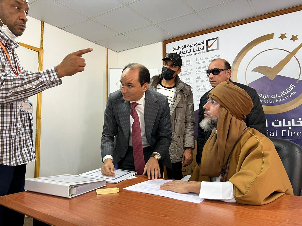 سيف الإسلام القذافي يقدم أوراق ترشحه للانتخابات الرئاسية الليبية