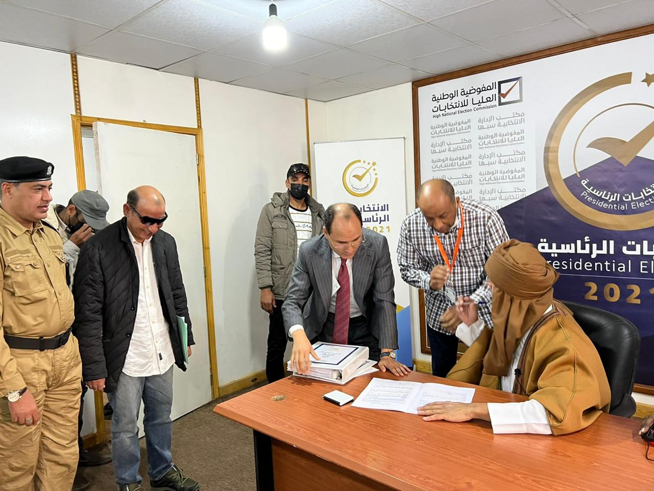 سيف الإسلام القذافى في مقر مفوضية الانتخابات الليبية بمدينة سبها