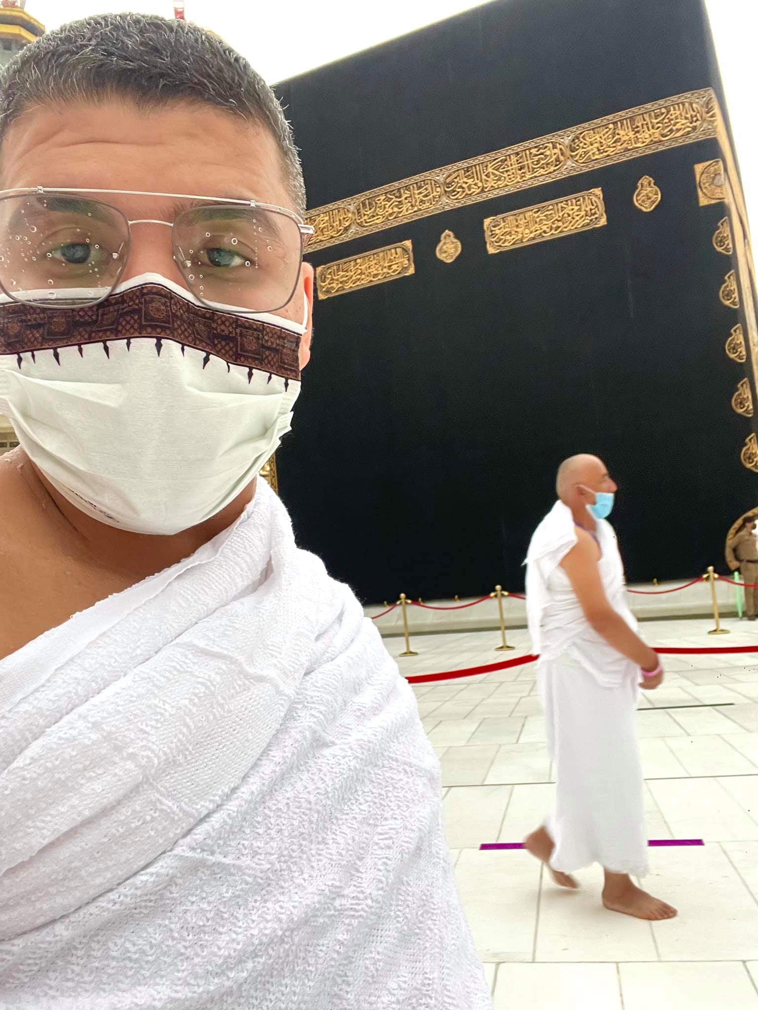 عمر كمال فى الحرم المكي اثناء زيارته للسعودية