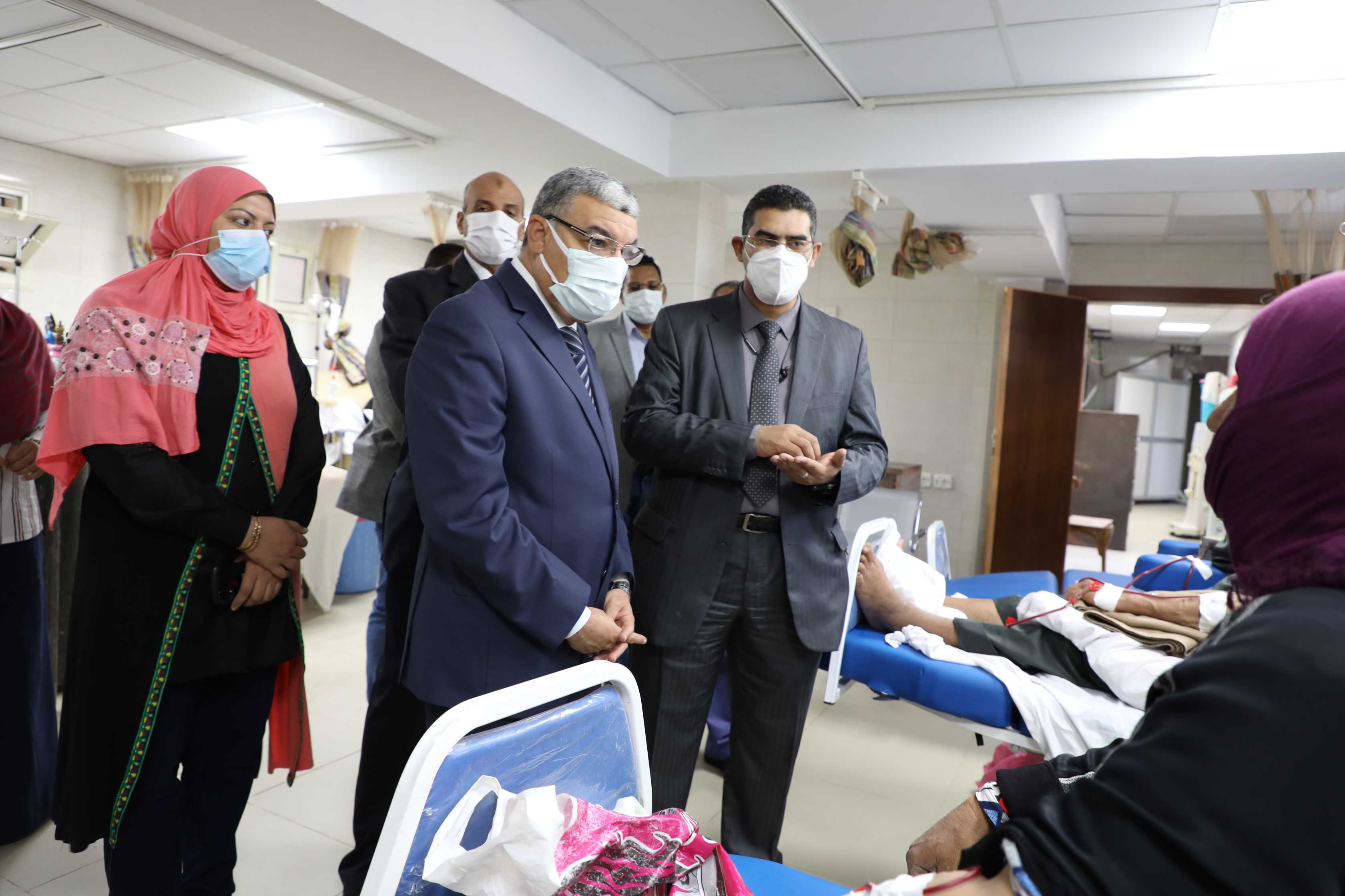 محافظ المنيا يتابع الخدمة الطبية بمستشفى الحميات (1)